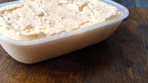 Knoblauchbutter mit confiertem Knoblauch